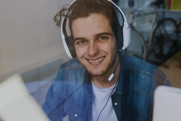 Trabajador Estudiante Con Auriculares Detrás Del Vidrio —  Fotos de Stock