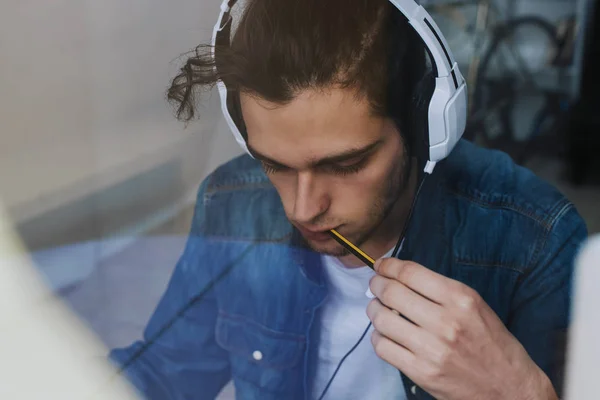 Trabajador Estudiante Con Auriculares Detrás Del Vidrio — Foto de Stock