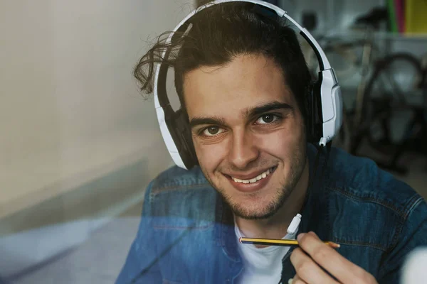 Joven Con Auriculares Trabajando Estudiando — Foto de Stock