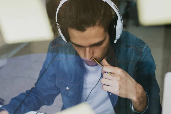 Νεαρός Άνδρας Ακουστικά Εργάζονται Φοιτούν — Φωτογραφία Αρχείου