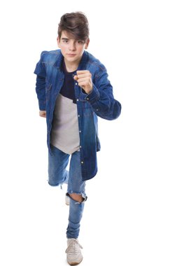 çalışan veya izole beyaz arka plan yürüyüş çocuk