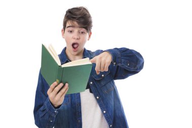 Beyaz arka planda izole kitaplarla stresli öğrenci