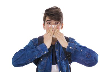 Beyaz arka plan üzerinde izole mendil ile hapşırma çocuk veya genç çocuk