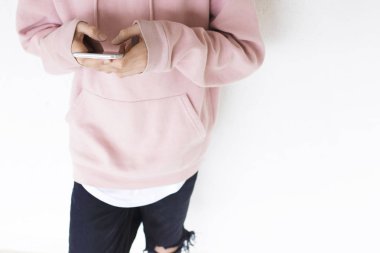 Teen duvarın üstünde hareket eden telefon ile