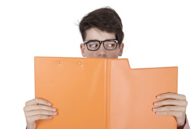 boş izole klasörle genç öğrenci