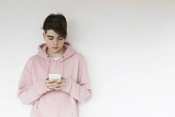 Adolescente Pared Con Teléfono Móvil — Foto de Stock