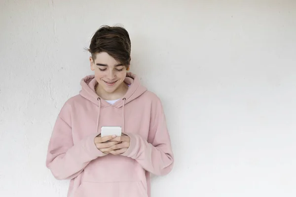 Adolescente Con Telefono Cellulare Sul Muro — Foto Stock