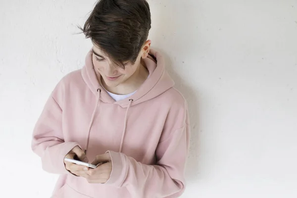 Adolescent Avec Téléphone Portable Sur Mur — Photo
