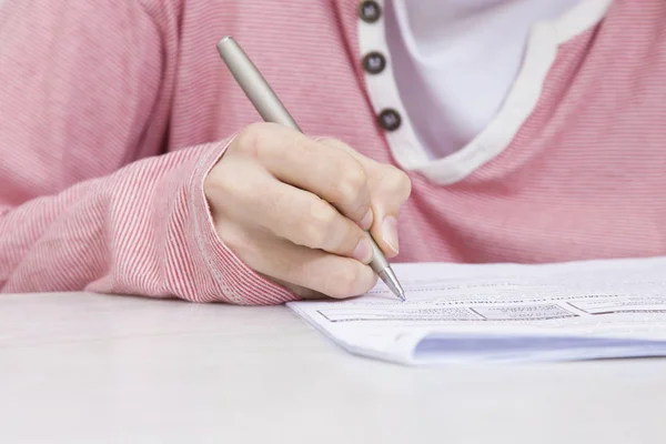 Mano Del Ragazzo Con Penna Scritta Sulla Scrivania — Foto Stock