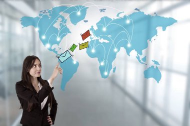 iş kadını ile e-posta ve Dünya Haritası