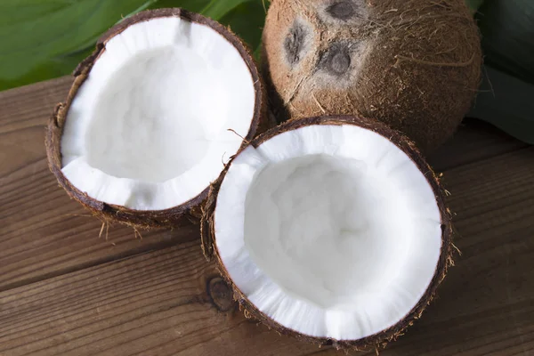 Coco Natural Sobre Madeira Com Folhas Verdes — Fotografia de Stock