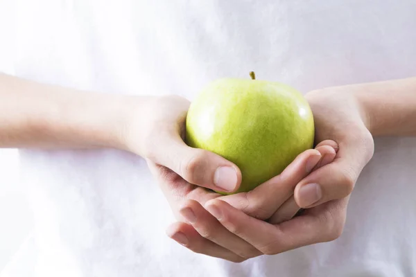 Händer Med Naturliga Grönt Äpple — Stockfoto