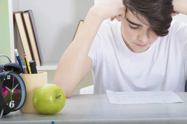 School Door Het Bestuderen Van Aan Tafel Thuis School — Stockfoto