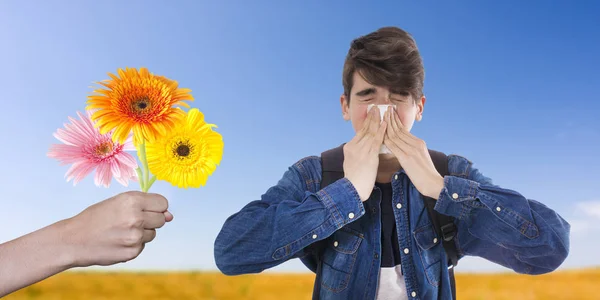 Conceito Alergia Primavera Pólen Jovem Com Lenço Alergia — Fotografia de Stock