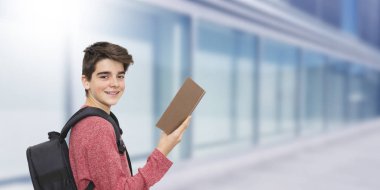 öğrenci okul kitapları ile