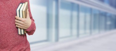 öğrenci okul kitapları ile