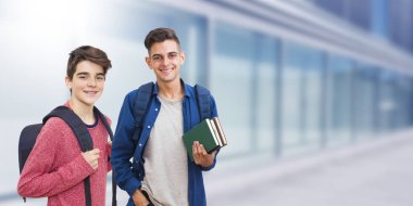 öğrenciler kitap ve sırt çantası ile