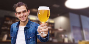 bir bardak bira barda ile genç adam