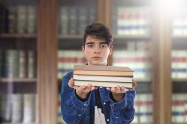 Kütüphanede kitap ile öğrenci