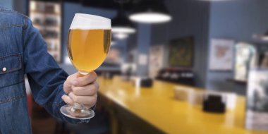 bir bardak bira bar veya pub ile el