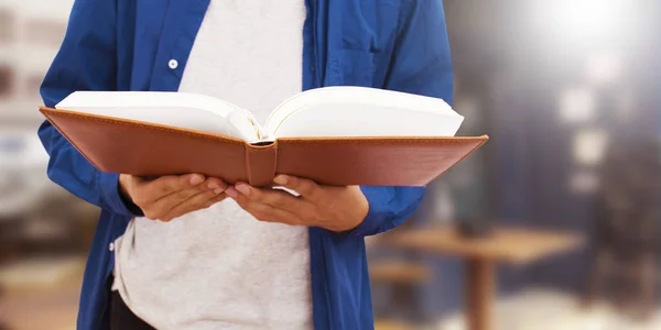 Mani Con Libro Primo Piano Lettura — Foto Stock