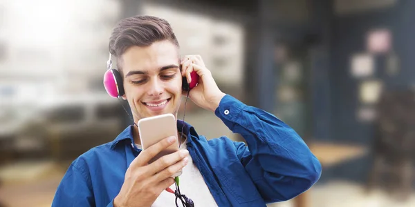 Jeune Homme Avec Téléphone Écouteurs Écoutant Musique — Photo