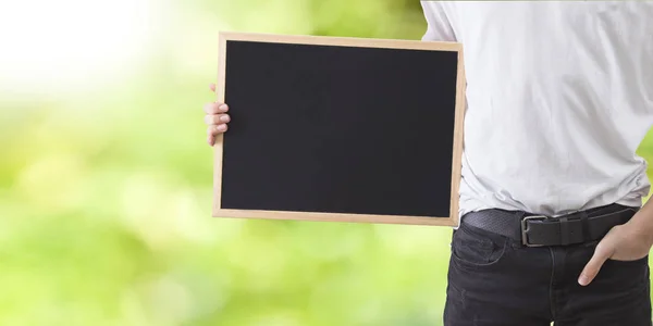 Jung Mit Whiteboard Mit Platz Für Text Werbung Und Nachrichten — Stockfoto