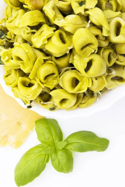 Italiaanse Pasta Tortellini Geïsoleerd Witte Achtergrond — Stockfoto