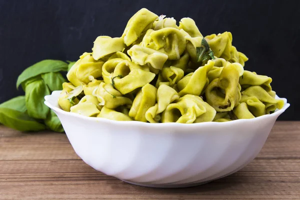 Tortellini Tigela Branca Madeira Rústica Macarrão — Fotografia de Stock