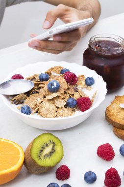doğal meyve, tahıl bir sağlıklı ve dengeli kahvaltı