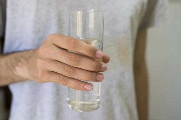 Händer Med Ett Glas Vatten — Stockfoto