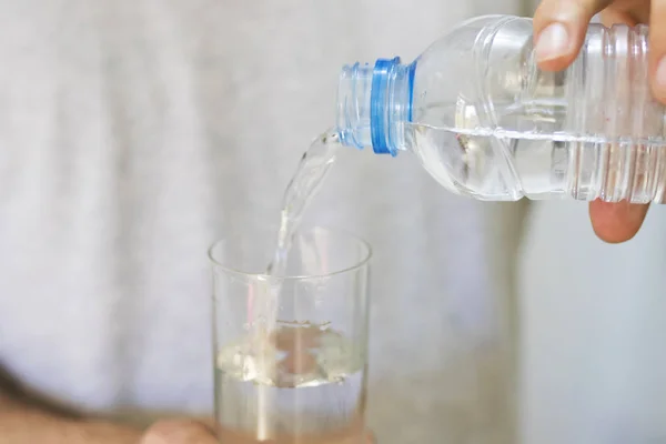 Handen Met Een Glas Water — Stockfoto