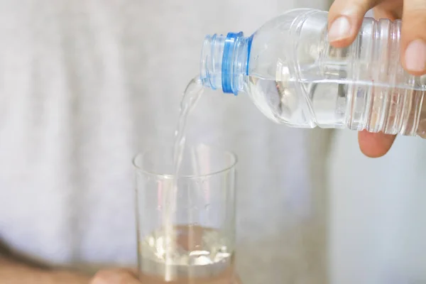 Mani Con Bicchiere Acqua — Foto Stock