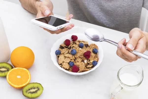 Kahvaltı boyuyla cep telefonu