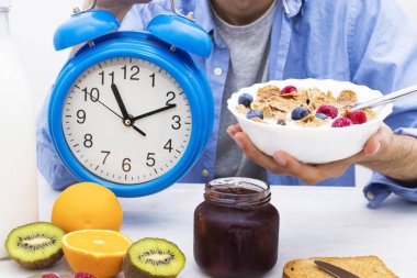 Kahvaltı saat, çalar saat ve sağlıklı ve dengeli kahvaltı