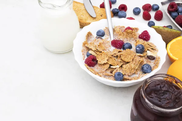 Tasse Müsli Mit Obst Und Milch Ausgewogenes Und Gesundes Frühstück — Stockfoto