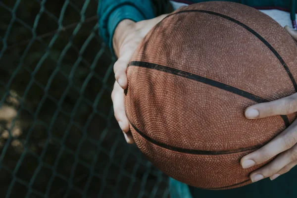 Jovem Atleta Com Basquete — Fotografia de Stock