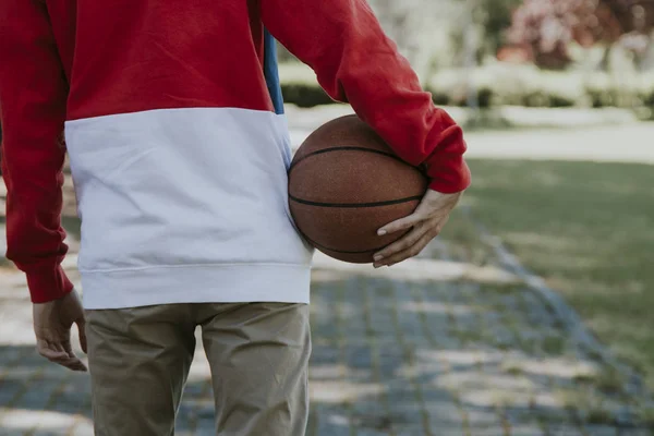 年轻与篮球在露天手 — 图库照片