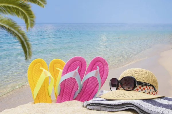 Sandali Sulla Spiaggia Vacanza Concetto Estivo — Foto Stock