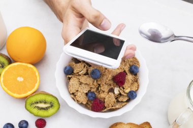 Kahvaltı boyuyla cep telefonu