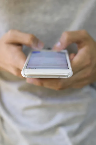 Manos Con Teléfono Móvil Primer Plano — Foto de Stock