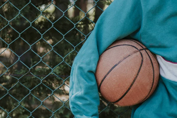 篮球的年轻运动员 — 图库照片