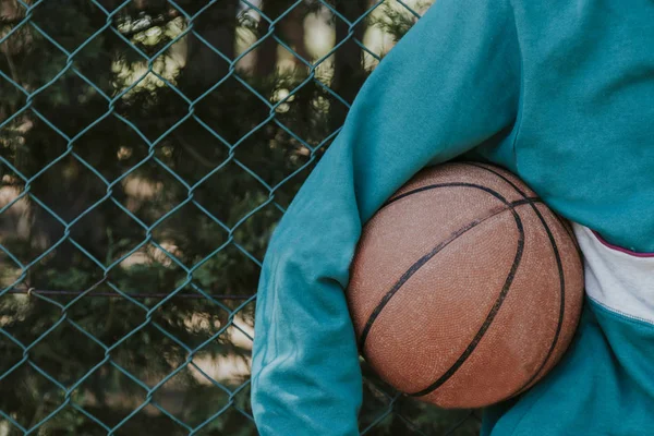 年轻人打篮球 — 图库照片