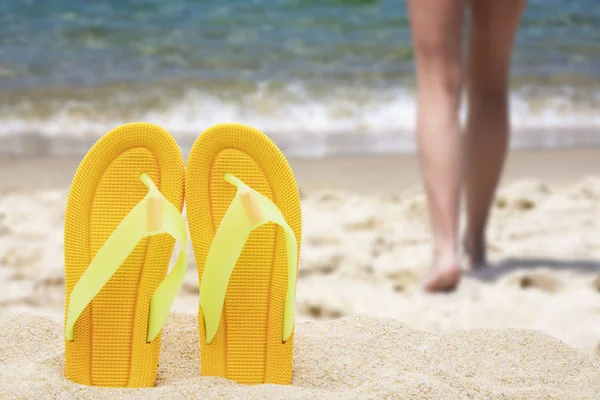 Strandlandschaft Mit Sandalen Sand Stockfoto