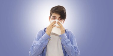 Kabız bir eşarp ile genç bir adam portresi