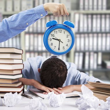 yorgun öğrenci çalışma süresi tarafından boğulmuş