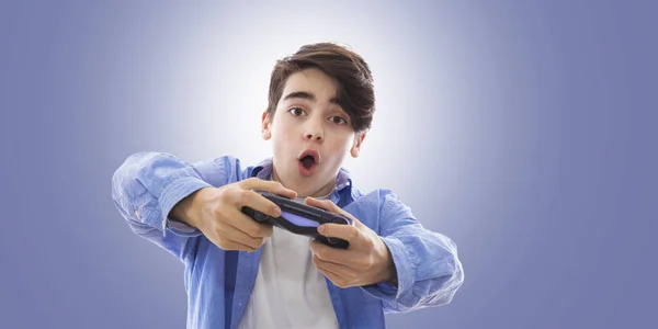 Kleiner Teenager Junge Mit Der Spielkontrolle — Stockfoto