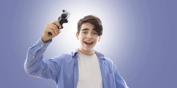 ゲーム コントロールと若い十代の少年 — ストック写真