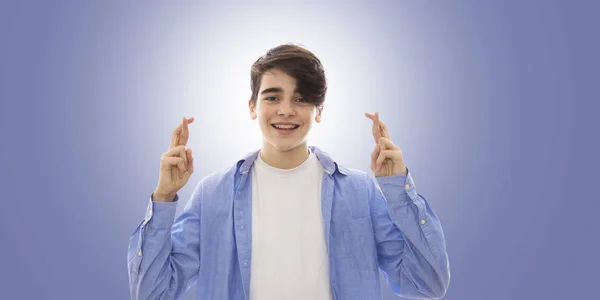 Jonge Man Met Gekruiste Vingers Concept Van Geluk — Stockfoto