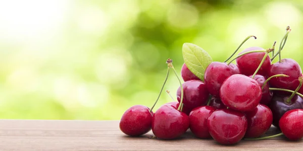 Cerezas Maduras Sobre Fondo Natural — Foto de Stock